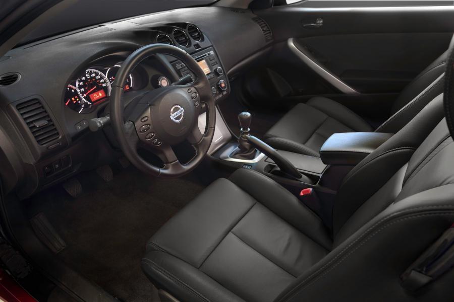 Интерьер Nissan Altima Coupe (U32) 2008 года  (фото 37 из 54)